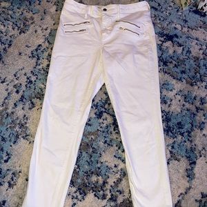 Whit jeans with zipper pockets